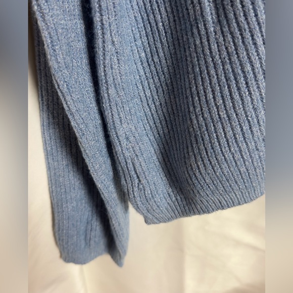 Tahari super comfy soft blue sweater - Picture 3 of 3